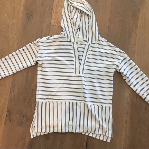 Tops - Black and white hooded shirt
